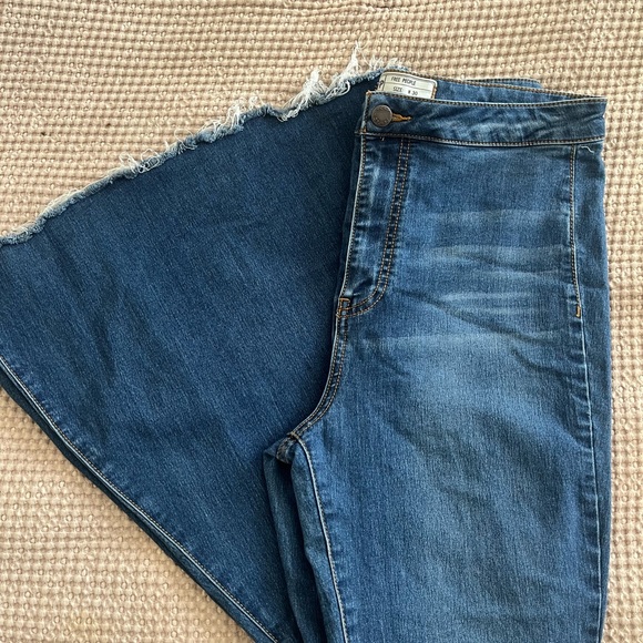 Free People high rise Float on flare jeans - Picture 5 of 5